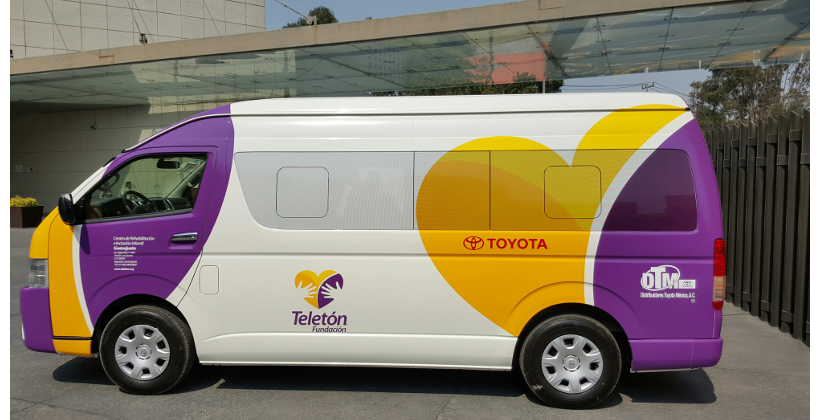 Toyota, entregó donativo al Teletón: 10 camionetas