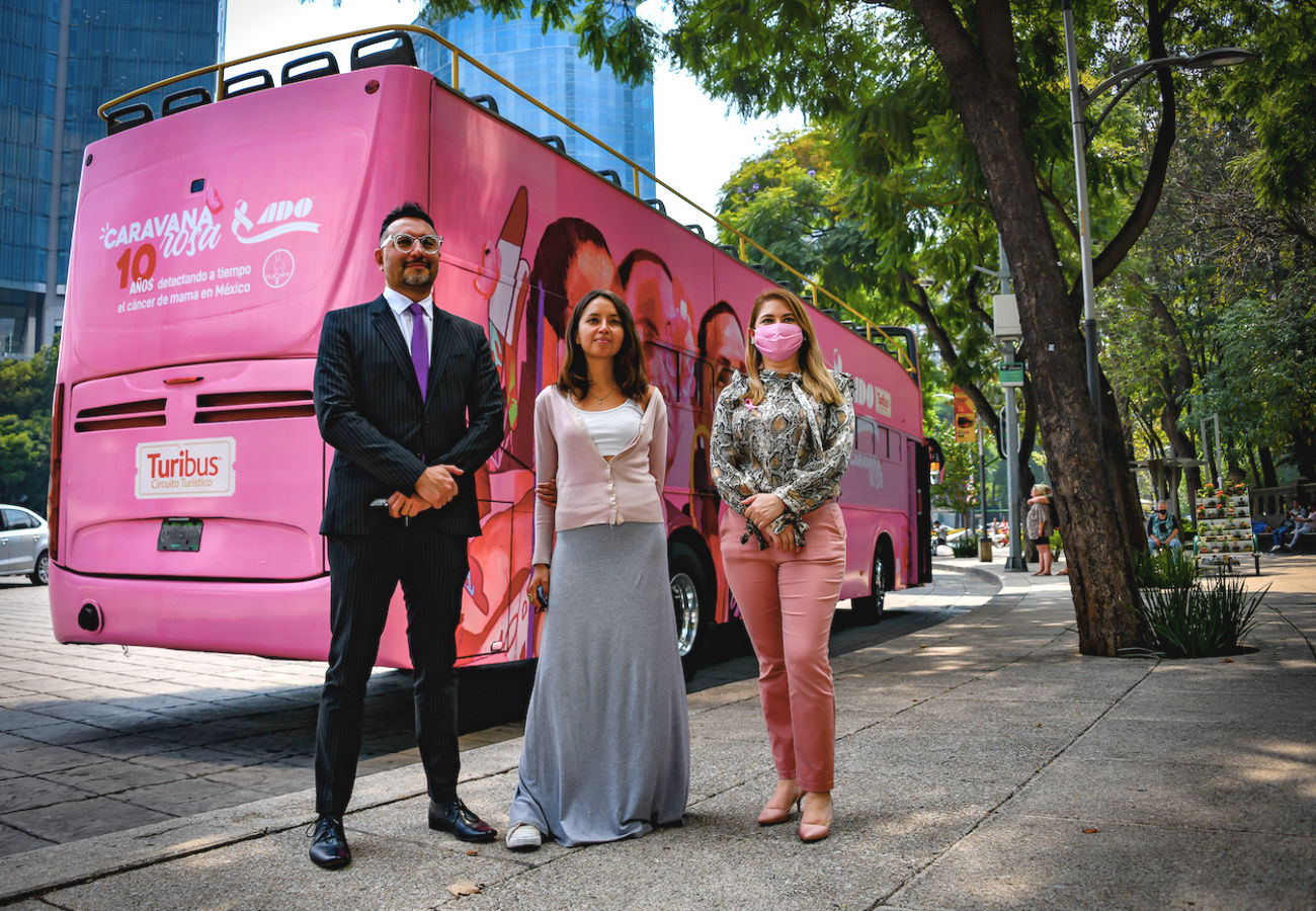 Turibus se transforma en Caravana Rosa ADO para combatir el cáncer de mama
