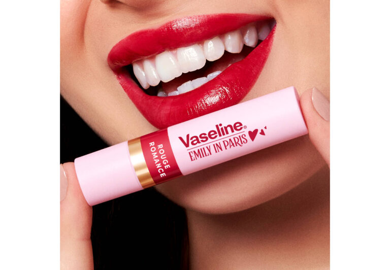 Vaseline lanza edición limitada de: «Emily in Paris», sus nuevos labiales hidratantes