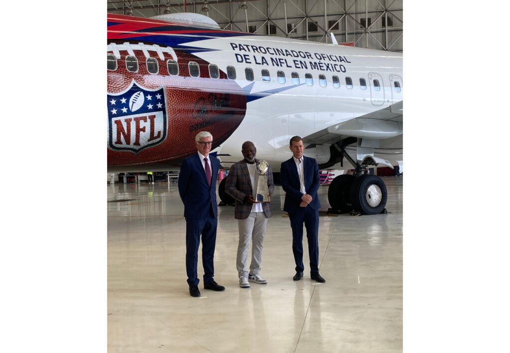 Arturo Olivé, director general de NFL México, Andrés Castañeda, vicepresidente ejecutivo de digital y experiencia al cliente de Aeroméxico y Emmitt Smith, leyenda de la NFL.